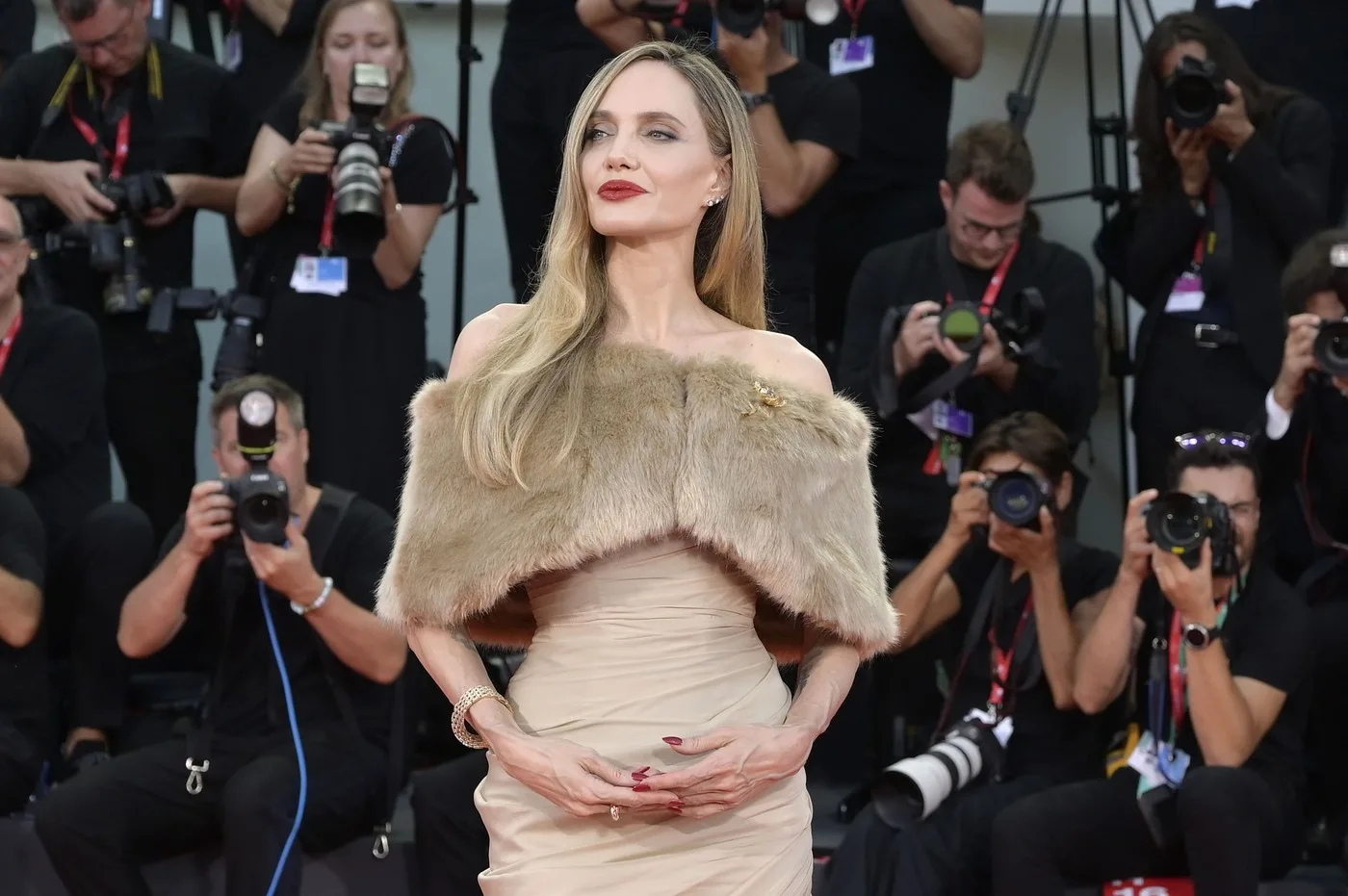 Angelina Jolie dobila osmominutni aplauz u Veneciji, pa potom zaplakala: Ova scena obišla svijet
