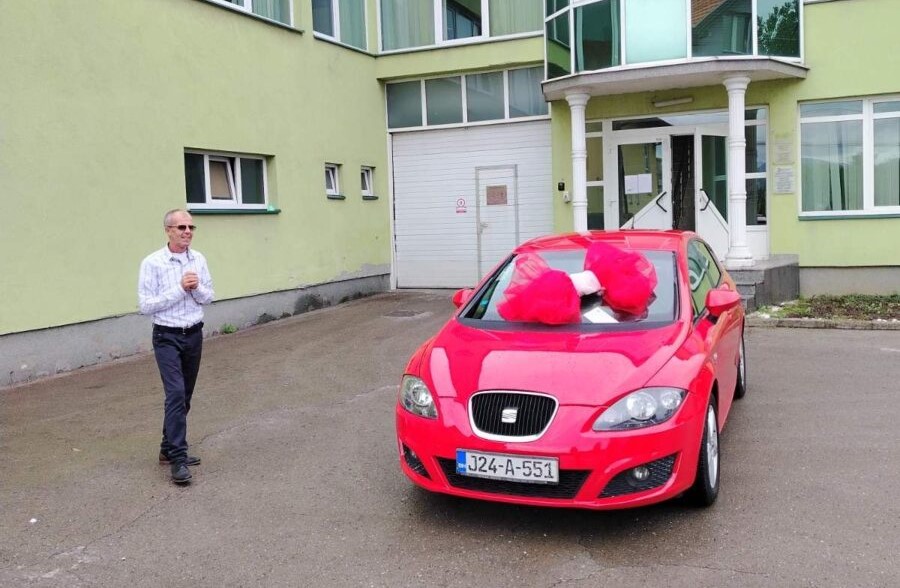 (FOTO) KADA ŠEFOVLAH POŠTUJE RADNIKA! Edinu je nakon 20 godina vjernosti firma poklonila automobil