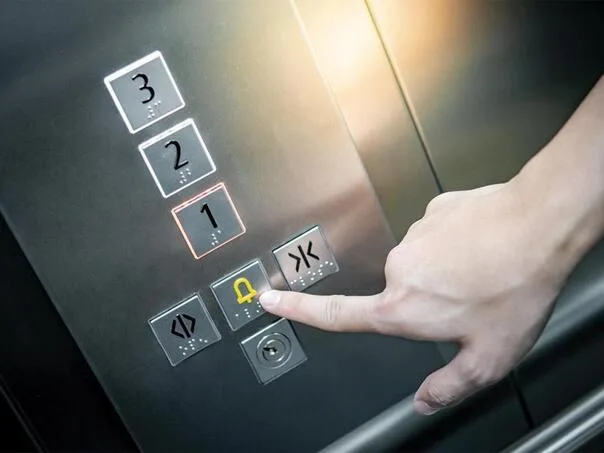 Žena stradala nakon što ju je teretni lift zahvatio za kosu
