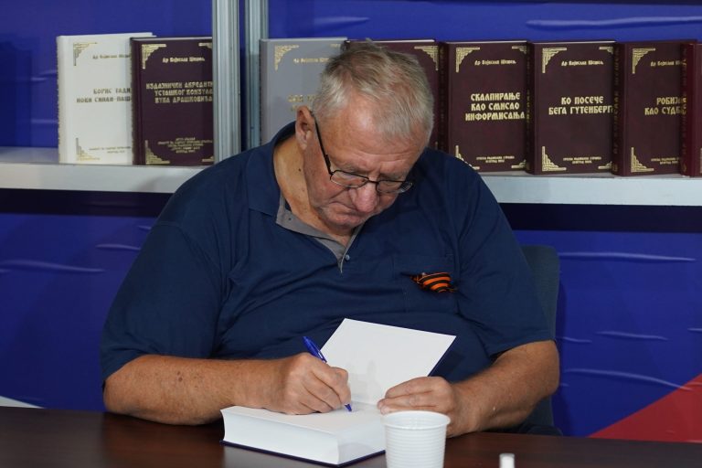 Kako sam se našao u Šešeljevoj knjizi: “Nisam pronašao Sanaderovog mačka na Sajmu knjiga, ali sam pronašao sebe”