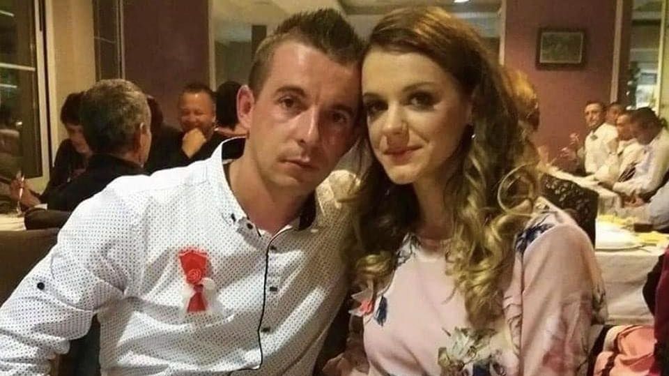 Bračni par pronađen zagrljen ispod ruševina
