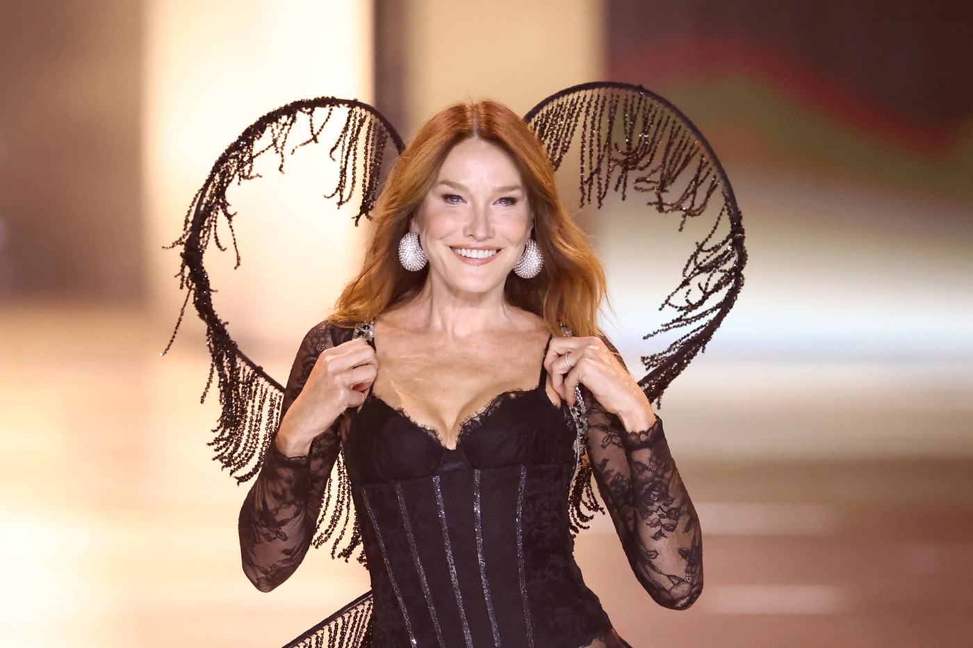 Carla Bruni prošetala na reviji Victoria’s Secreta i izjavila: “Da je moj muž ovdje, dobio bi infarkt”