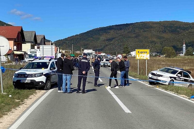 Drama na Kupresu: Kombi prešao policijsku blokadu, oštetio nekoliko vozila i završio u dvorištu crkve