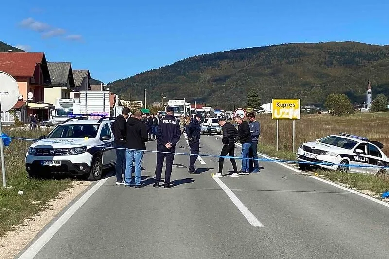 Drama na Kupresu: Kombi prešao policijsku blokadu, oštetio nekoliko vozila i završio u dvorištu crkve
