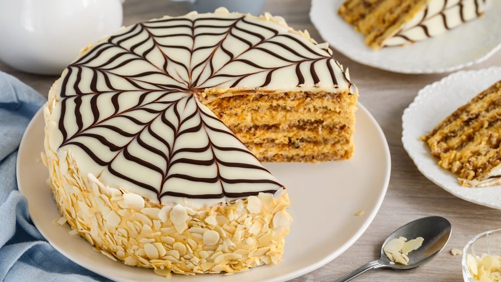 Torta Loire – savršen završetak svečane večere sa kombinacijom vanilije, lješnjaka i keksa