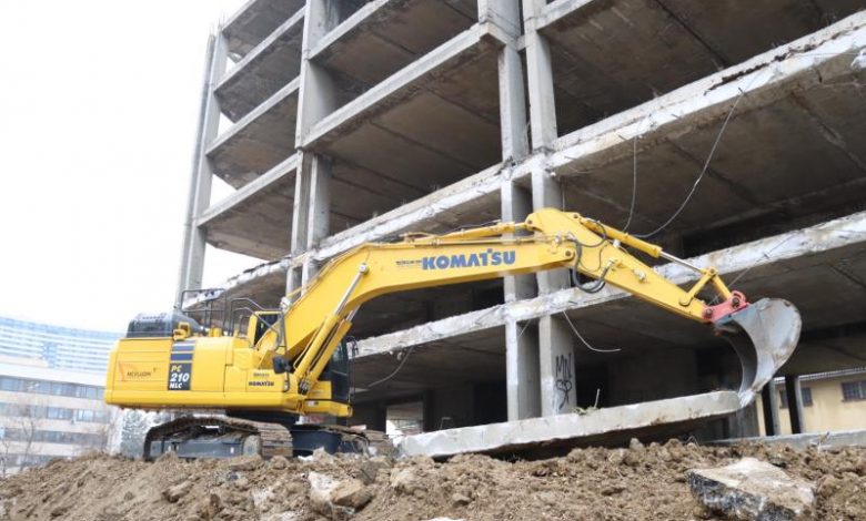 (FOTO) Počelo uklanjanje objekta u ulici Kolodvorska: Preduslov za izgradnju nove zgrade MUP-a KS