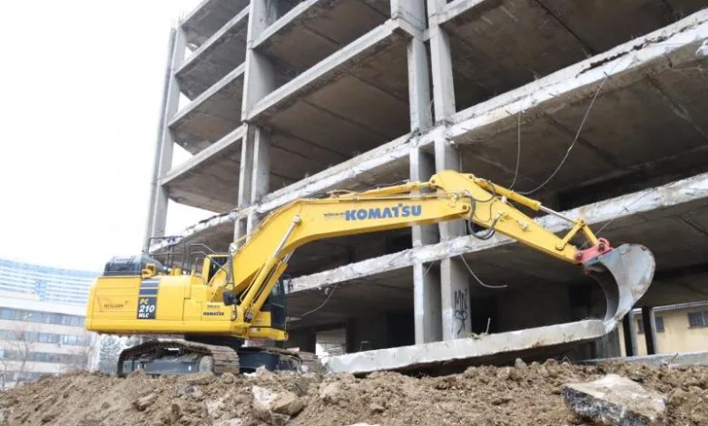 (FOTO) Počelo uklanjanje objekta u ulici Kolodvorska: Preduslov za izgradnju nove zgrade MUP-a KS