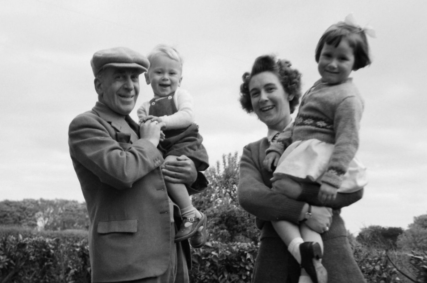 Na fotografiji beogradske obitelji iz tridesetih godina prošlog stoljeća najviše pažnje privlače detalji na djeci