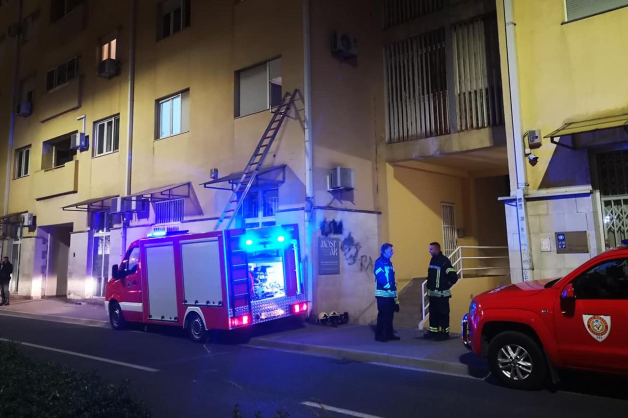 Mostar: Preminula žena koja je sinoć upucana u stanu, susjedi čuli svađu