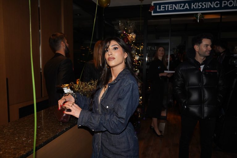 Anđelina se sinoć pojavila u Beogradu u teksas izdanju od glave do pete: Uz ove detalje to je predstavila na zanimljiv način