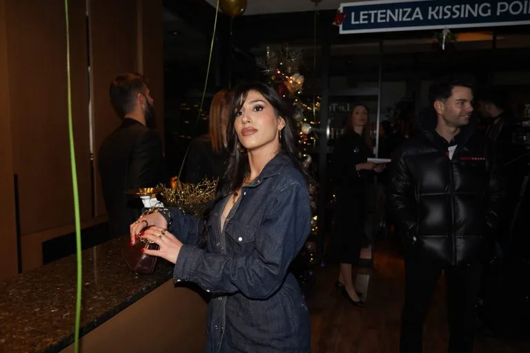 Anđelina se sinoć pojavila u Beogradu u teksas izdanju od glave do pete: Uz ove detalje to je predstavila na zanimljiv način