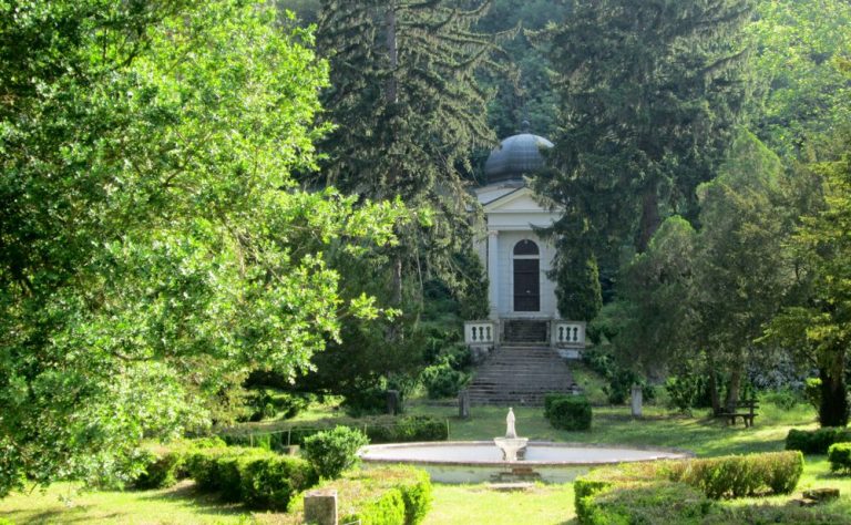 Da li ste znali da u Srbiji postoji Versajski park, na samo sat i po od Beograda: Mesto koje krije tajnu