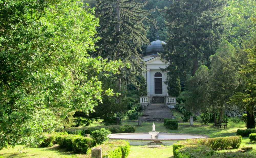 Da li ste znali da u Srbiji postoji Versajski park, na samo sat i po od Beograda: Mesto koje krije tajnu