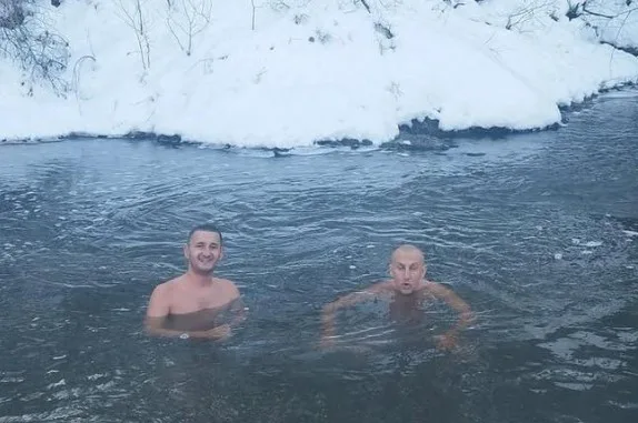 “KO SE JOŠ BOJI ZIME” Mladi iz Teslića okupali su se u ledenoj Ukrajini (FOTO/VIDEO)