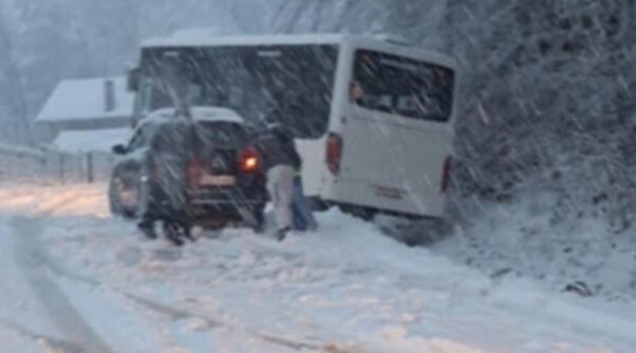 Kolaps kod Gradačca: Autobus pun putnika sletio sa ceste, saobraćaj usporen