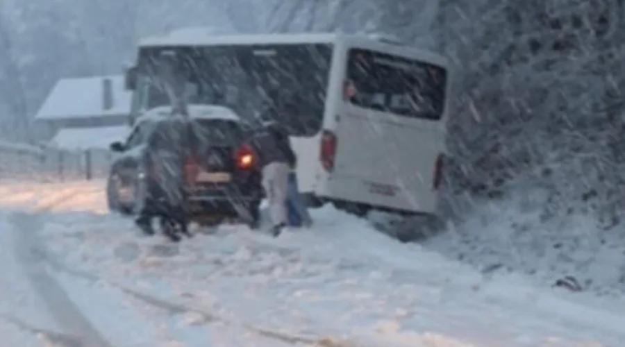 Kolaps kod Gradačca: Autobus pun putnika sletio sa ceste, saobraćaj usporen