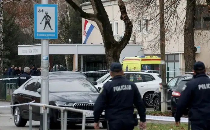 Na Skolskom Dvoristu Djeca Su Zanijemila Druga Su Padala U.webp