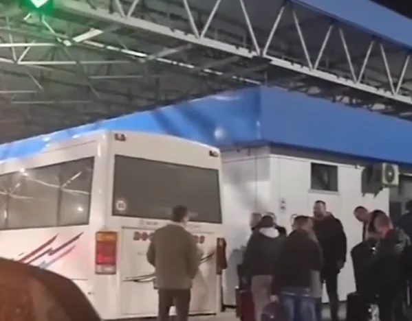 (VIDEO) HIT SNIMAK SE ŠIRI DRUŠTVENIM MREŽAMA Putnici guraju autobus na graničnom prijelazu kod Bosanske Gradiške