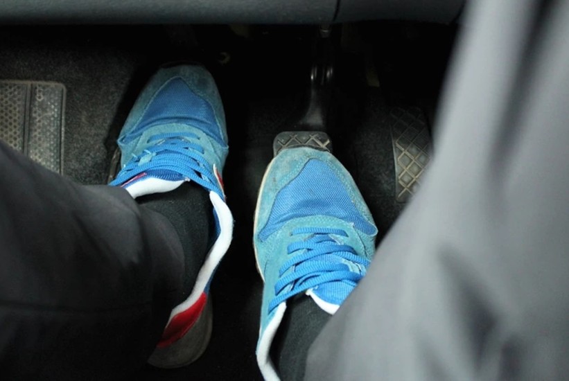 Da li treba pritiskati kvačilo ili ne kada se “pali” auto?