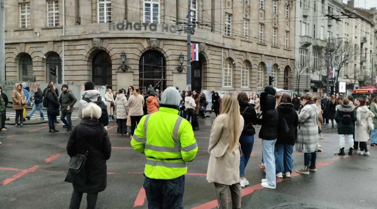 “Boginja dana”: Djevojka u crvenom kaputu sama blokirala raskrsnicu, fotka je fantastična
