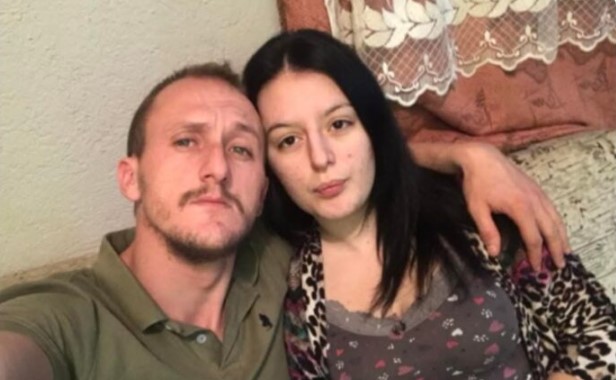 Obracanje Maloljetnice Koja Se Udala Za 45 Godisnjaka Dici Cu Ruku