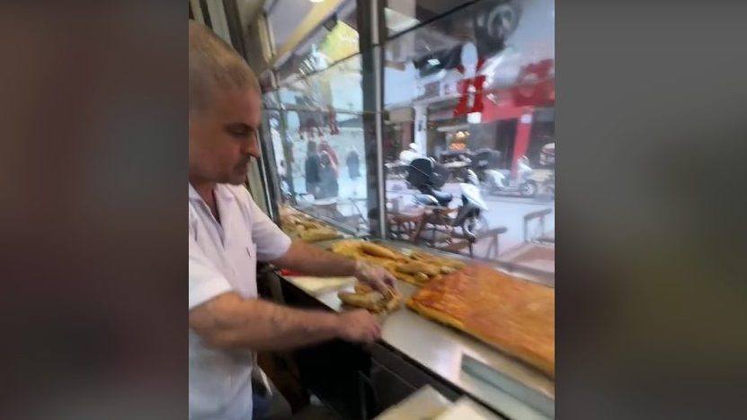 “Ovaj video je na tankom ledu, bit će još rata ako ga ne izbrišete”: Čovjek odlučio dokazati Bosancima da postoji burek sa sirom i pokrenuo lavinu