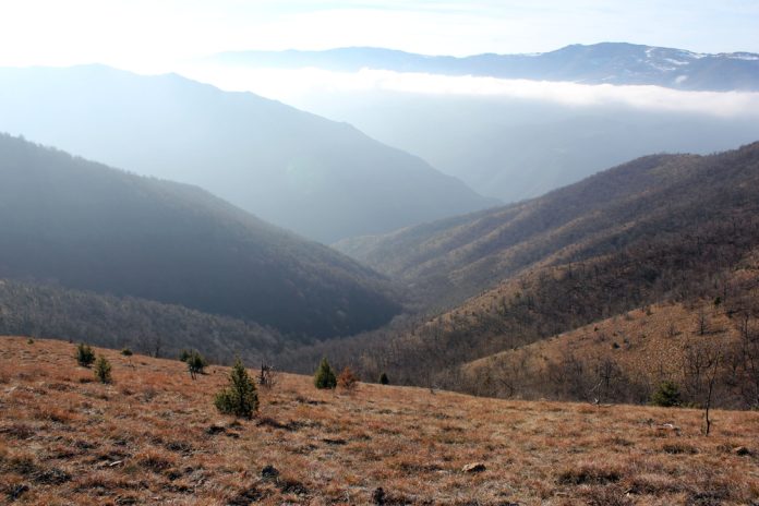 Zapustena Planina Poznata Po Divljim Konjima I Paraglajdingu Ceka Vas