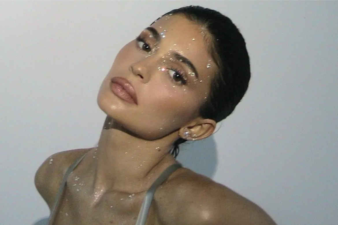 Kylie Jenner lansira Cosmic 2.0: Novi miris koji donosi svježinu i luksuz