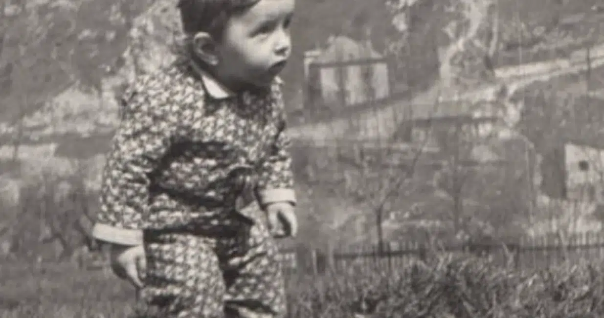Prepoznajete li dječaka sa fotografije: danas slavimo s njegovim pjesmama, plačemo i volimo