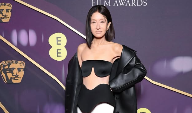 Vera Wang Ima 75 A Izgleda Kao Djevojcica Haljinu Sa