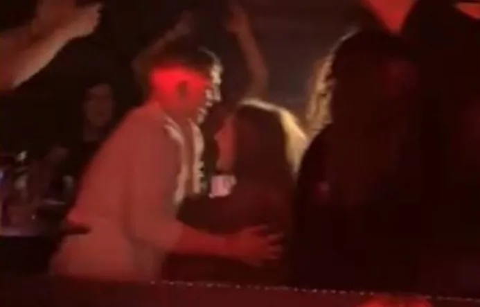 (Video) Širenje snimke u Tesliću osvajao je društvene mreže: Mladić je uzeo prsten, a Shock Girl je kleknuo pred njega