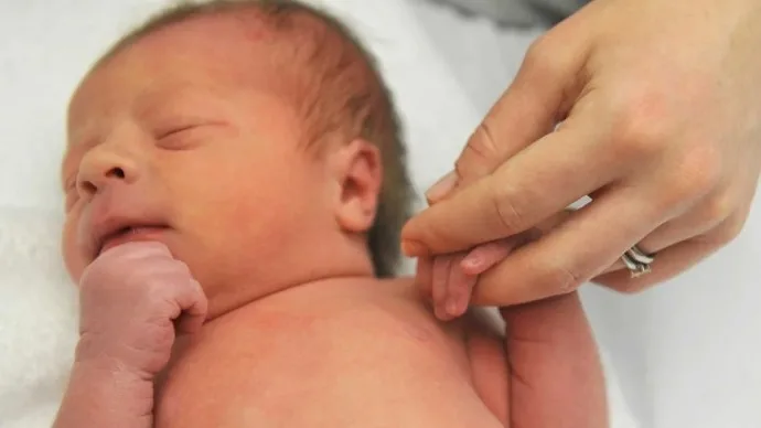 Zašto se bebi stavlja luk ispod dušeka i kako se priziva muško dijete, etnolog objasnio stare običaje