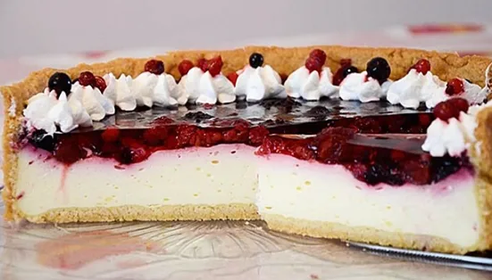 Kremasto savršenstvo: Mileram torta sa šumskim voćem