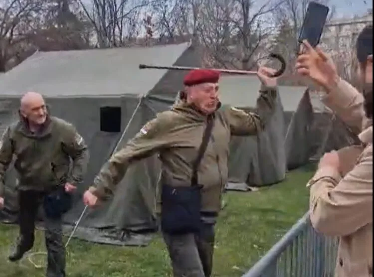 Miloševićev “specijalac” udarao štapom građane, nedostaje još samo Legija