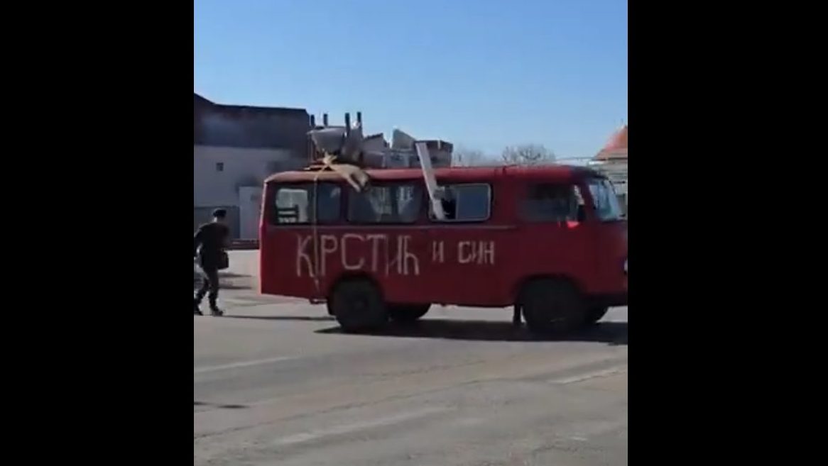 “Moj će miško voziti u Beograd”: Ljudi su samo maskirali likove iz “Tko to pjeva”, ali cijeli Internet vidi poziv na prosvjed