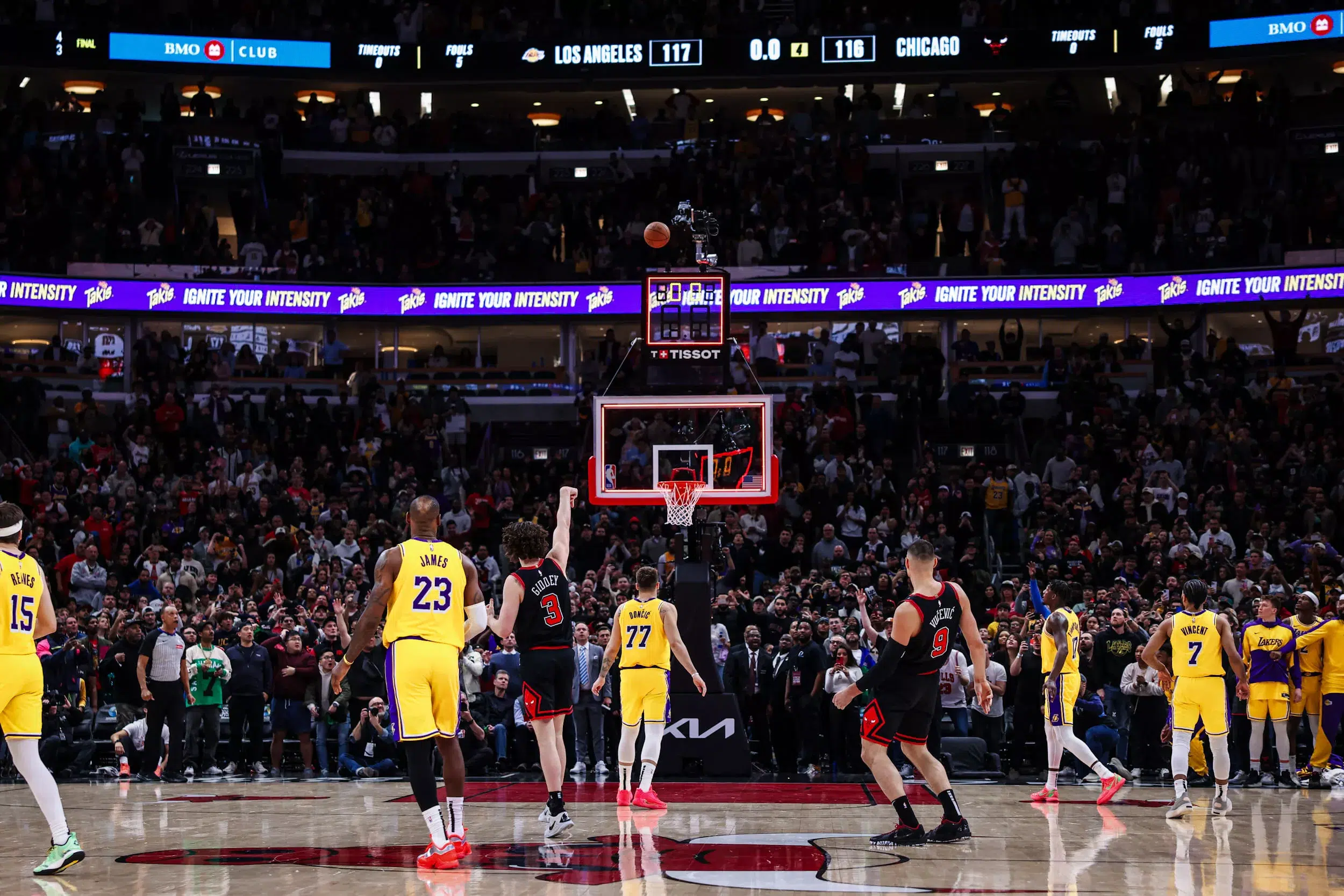 NBA: Epska završna obrada Chicaga, Gidi s pola sudara Lakersa (video)