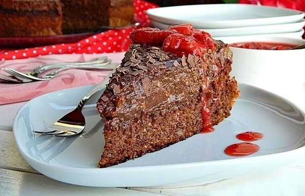 Predivna ČOKOLADNA TORTA koja će vas oduševiti i ukusom i izgledom