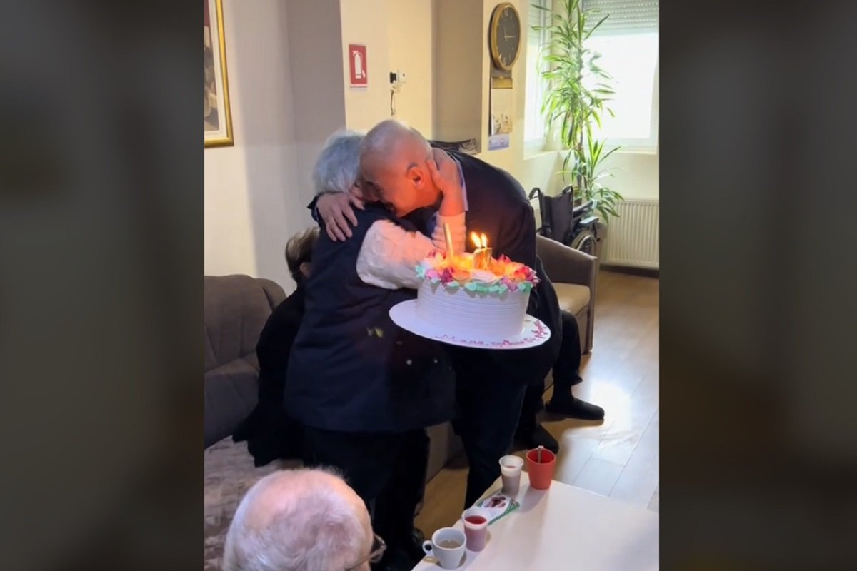 (Video) Sin Bijenjine prešao je 1.500 kilometara kako bi majka čestitala rođendan