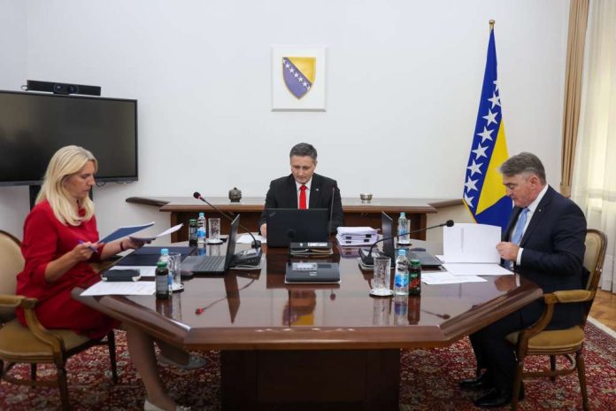 Komsic I Becirovic Zvanicno Zatrazili Da Eufor Hapsi Dodika Cvijanovic