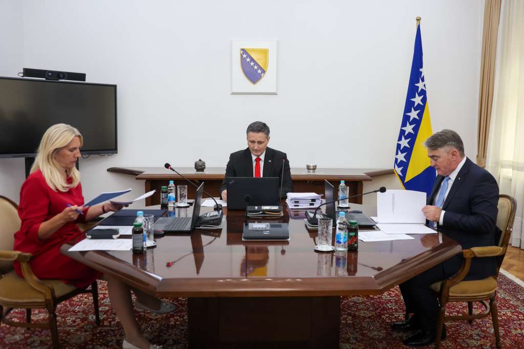 Komšić i Bećirović zvanično zatražili da EUFOR hapsi Dodika, Cvijanović tvrdi da to prvo mora proći NSRS