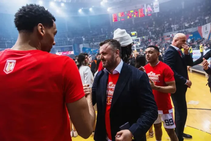 Zvijezda Kratko Crveno Bijelo Oglasavanje O Bolomboju Dobio Je Klupski