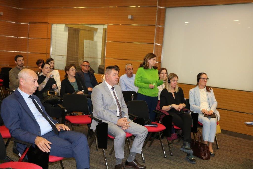 Održan okrugli sto u okviru izložbe ENSŌ: Otvorena pitanja o budućnosti bh. dizajna namještaja – Poslovne novine