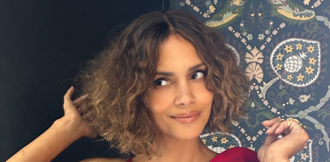 Halle Berry Iznenadila Izgledom Na Festivalu U Cannesu Haljinu U