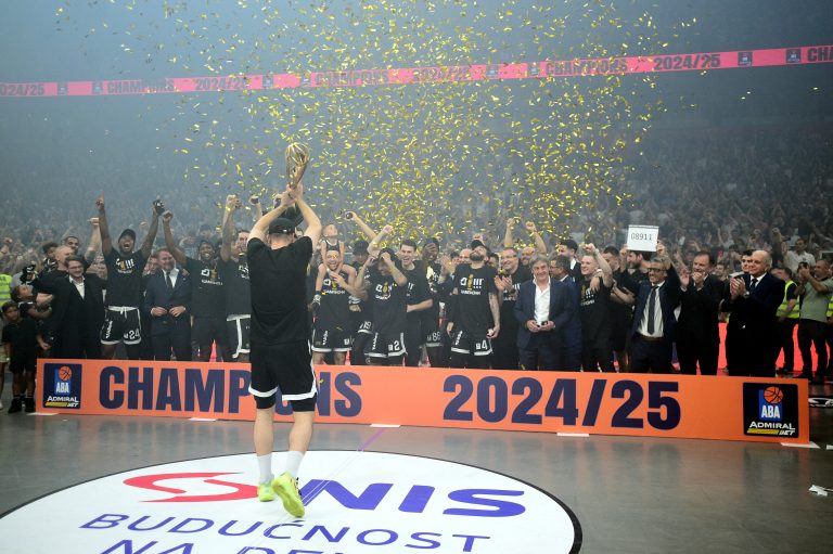 Na sinoćnjem meču cijela arena pogledala je jedan transparent: dvije riječi koje nose snažnu poruku