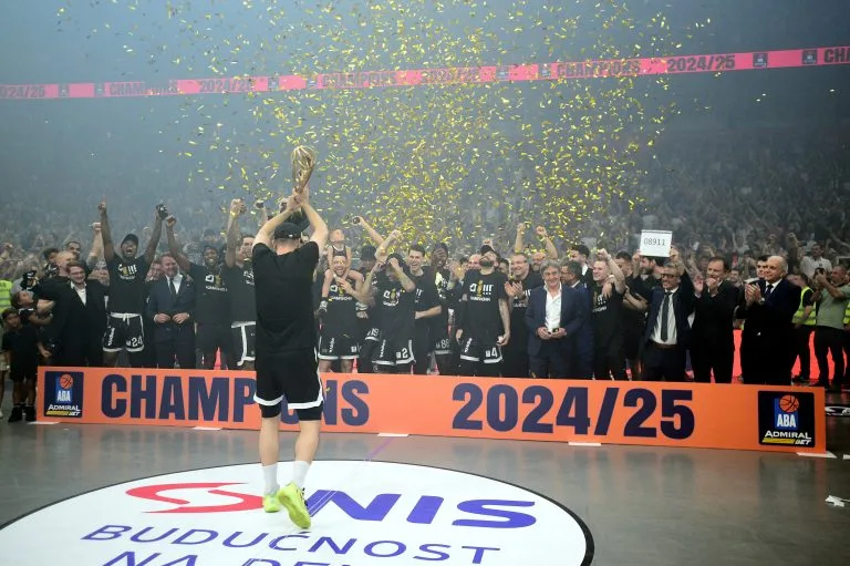 Na sinoćnjem meču cijela arena pogledala je jedan transparent: dvije riječi koje nose snažnu poruku