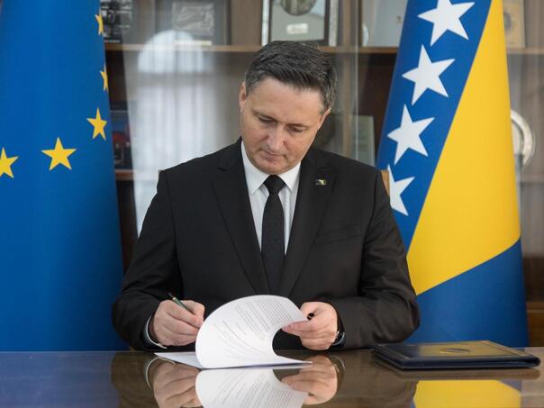 Becirovic Zatrazio Hitnu Sjednicu Predsjednistva Bih O Otvaranju Ekonomskih Konsultacija
