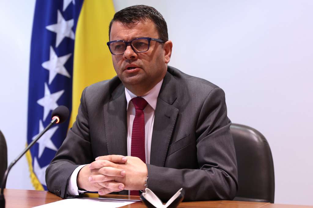 HURTIĆ ODGOVARA NA OPTUŽBE DUŠKE JURIŠIĆ: “Falsifikovala je svoj potpis na putnim nalozima”