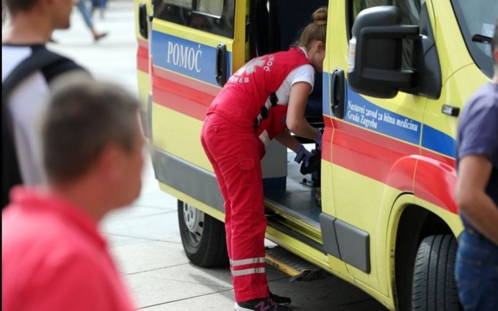 Tragedija na plaži u Promajni: Muškarac iz Mostara preminuo tijekom kupanja, tijelo ostavljeno satima na plaži