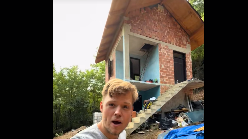 Amerikanac je kupio kuću na Balkanu za 5.000 eura, a njegovi svakodnevni snimci obnove postali su pogođeni: “Dao bih pola života kod kuće za ovaj zajam”
