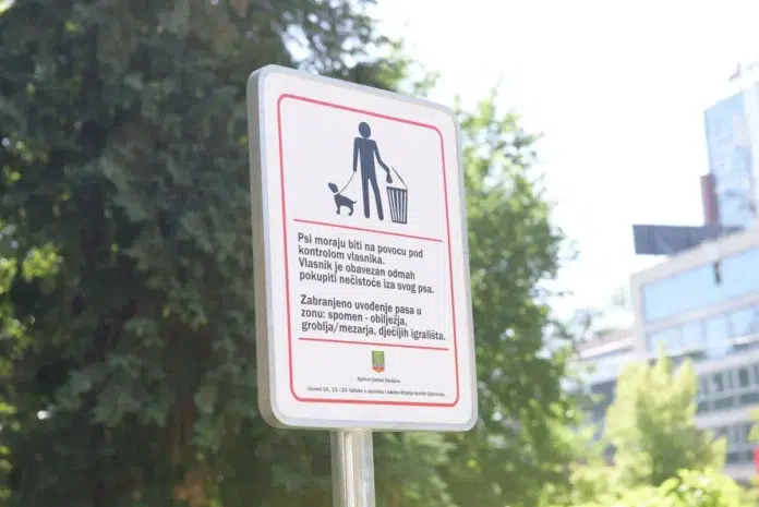Na Ulazu U Veliki Park U Sarajevu Postavljene Ploce Koje.webp